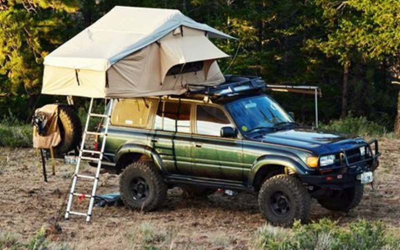 4x4 Jeep with rooftop tent
